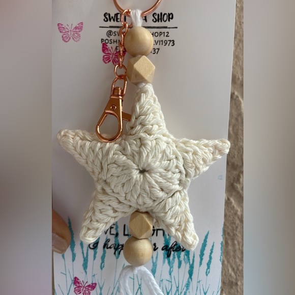 HANDMADE CROCHET STAR KEYCHAIN NATURAL COLOR WOODEN BEADS - Picture 11 of 14